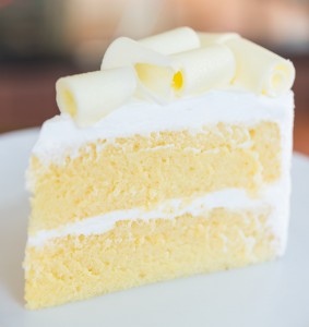 Gâteau au chocolat blanc avec son nappage blanc